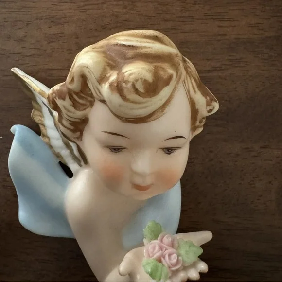 Vintage Bisque Angel Cherub Holding Roses Figurine Wall Plaque Japan - Picture 5 of 7
